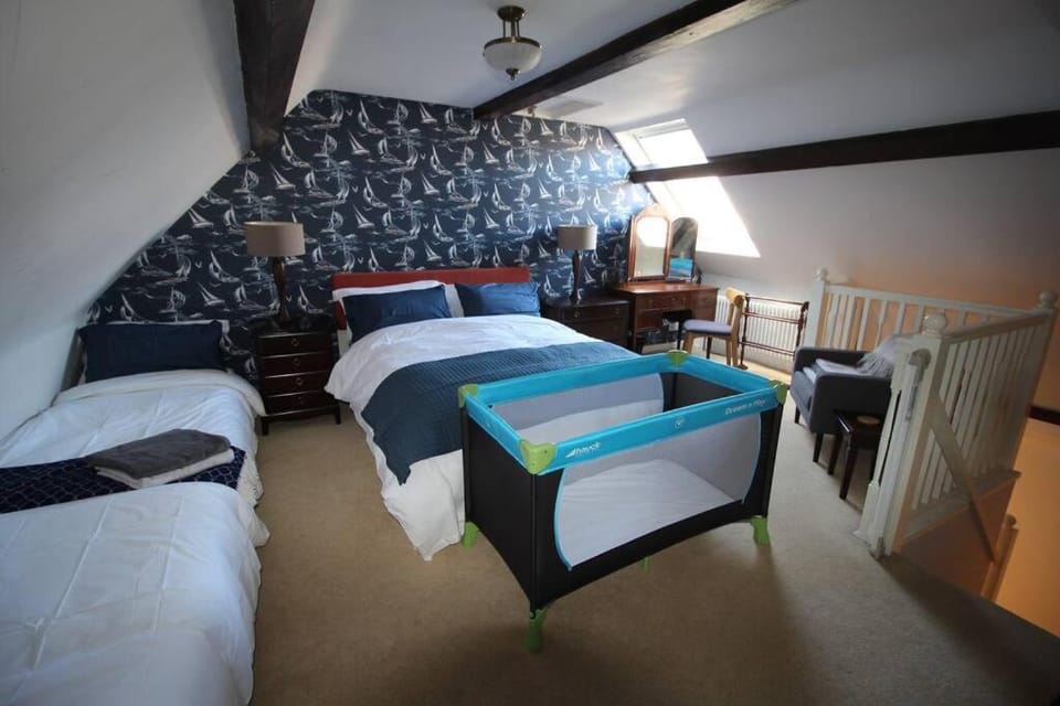 2 The Old Schoolhouse: En-suite, hot tub, parking, pets House in Whitstable