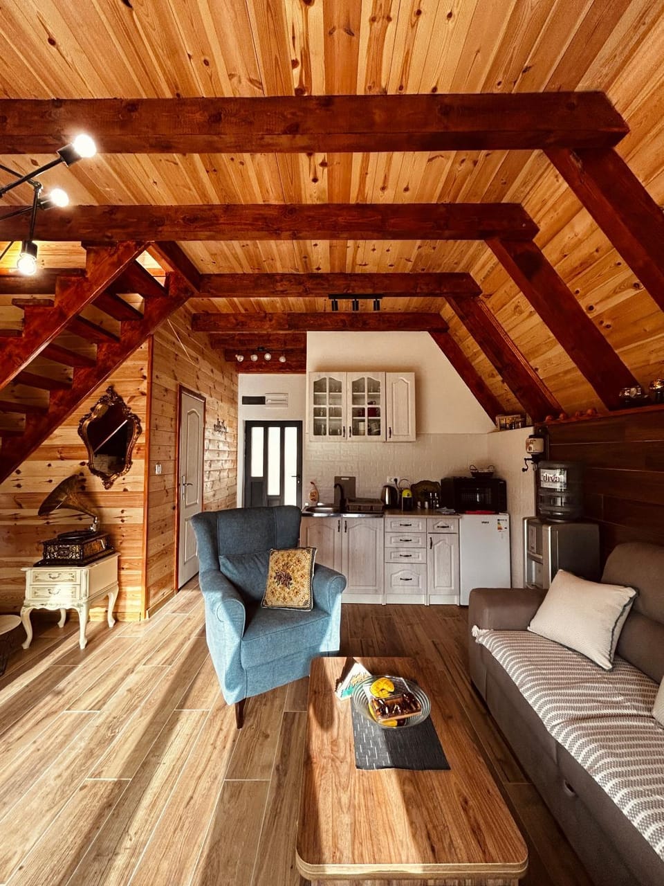 Kitchen or kitchenette, Living room, Seating area, Dining area