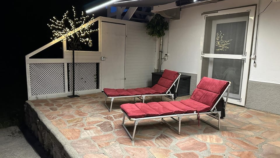 Patio, Night, sunbed