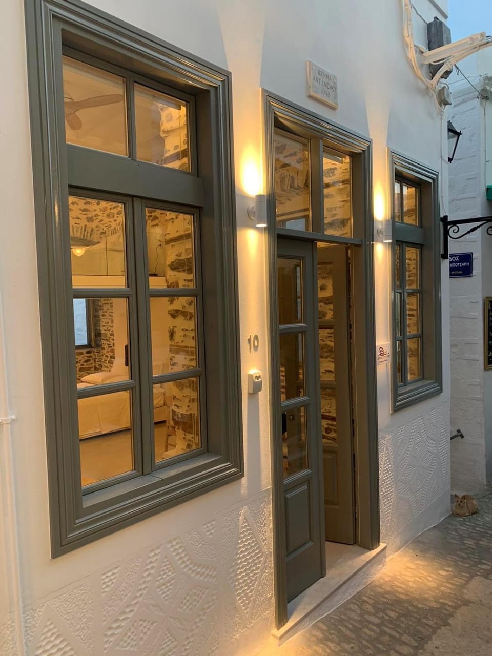 Facade/entrance, Location