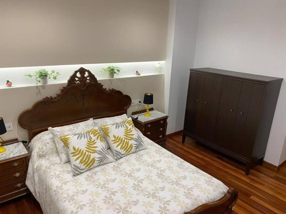 Photo of the whole room, Bedroom