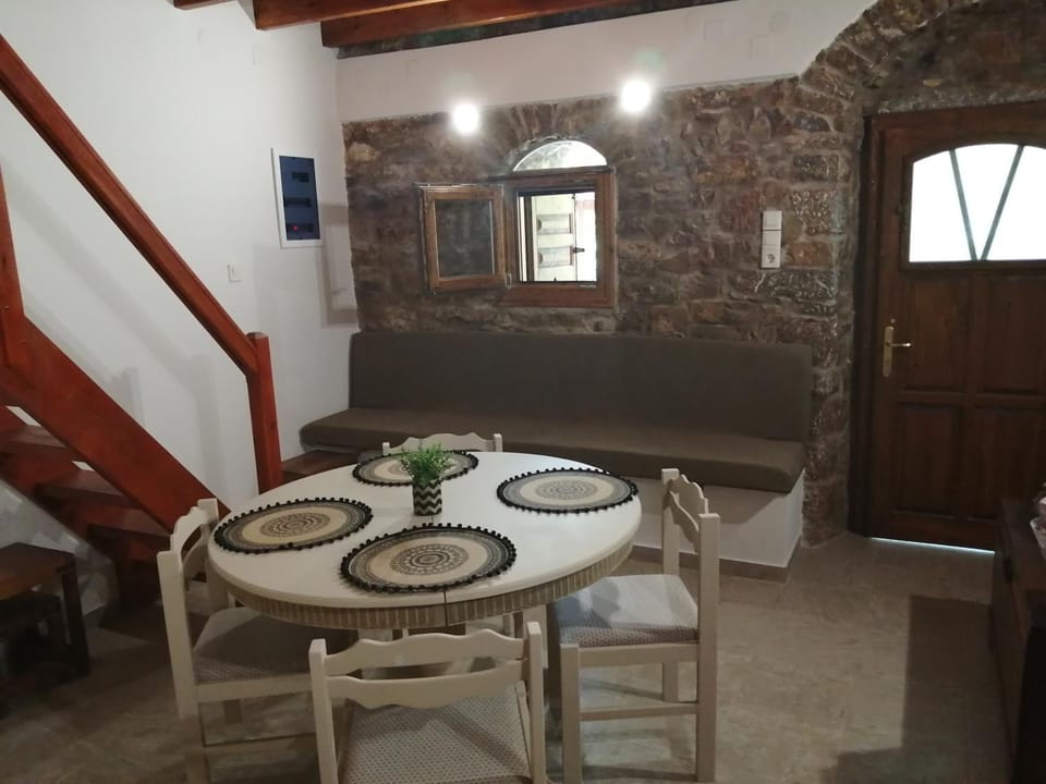 ΑΝΑΒΑΤΟΣ ΕΞΟΧΙΚΗ ΚΑΤΟΙΚΙΑ House in Decentralized Administration of the Aegean