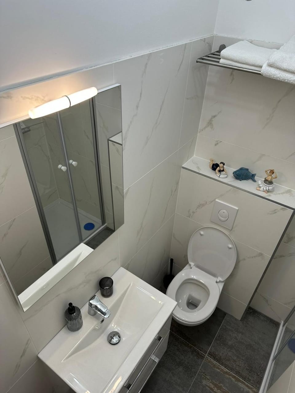 Shower, Toilet, Bathroom, heating, towels