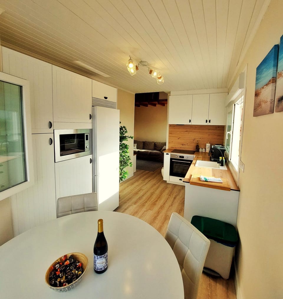 Kitchen or kitchenette, Food and drinks, Dining area, Food, minibar, pet friendly, stove