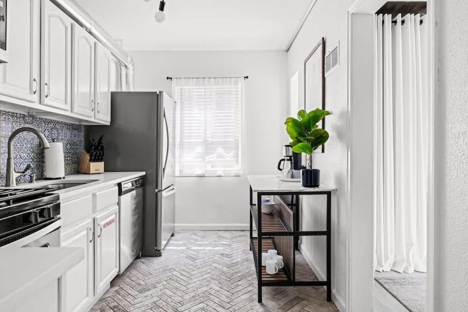 New Stylish Sanctuary - King Beds - Sloans Lake Apartment in Denver