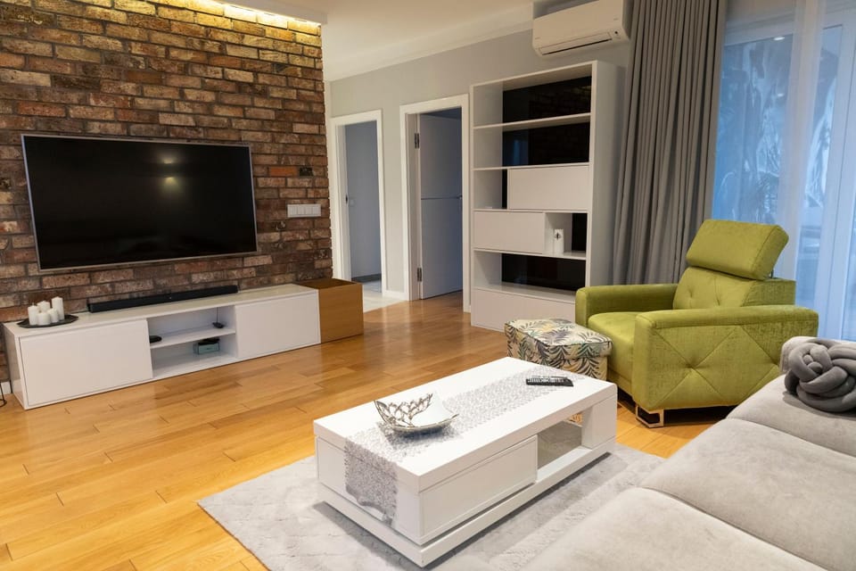 TV and multimedia, Living room, Seating area, Evening entertainment