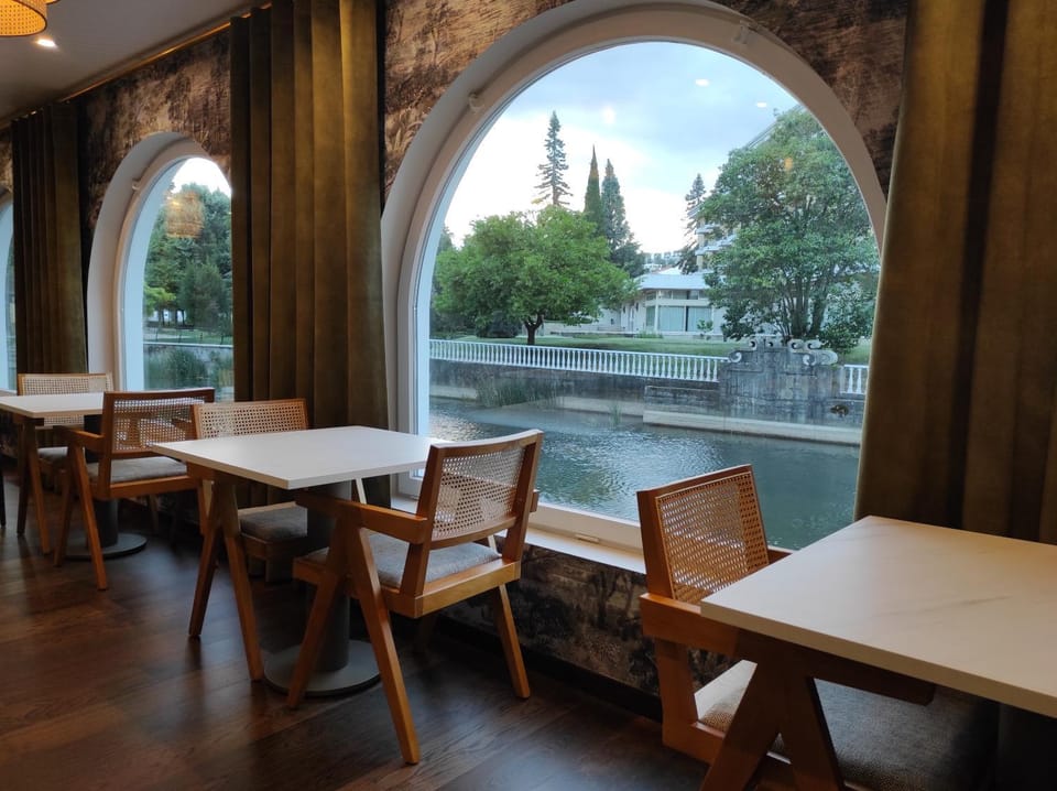Restaurant/places to eat, Restaurant/places to eat, Banquet/Function facilities, Dining area, River view