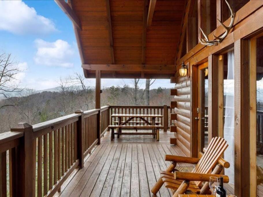 Breathtaking views of the Smokies, 3 mins to Gatlinburg House in Gatlinburg