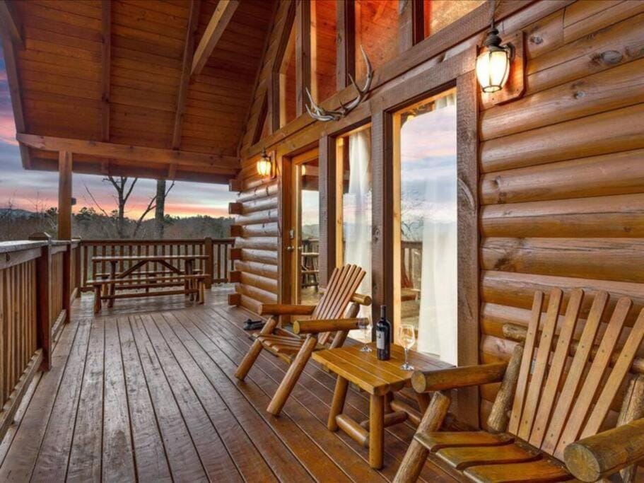 Breathtaking views of the Smokies, 3 mins to Gatlinburg House in Gatlinburg