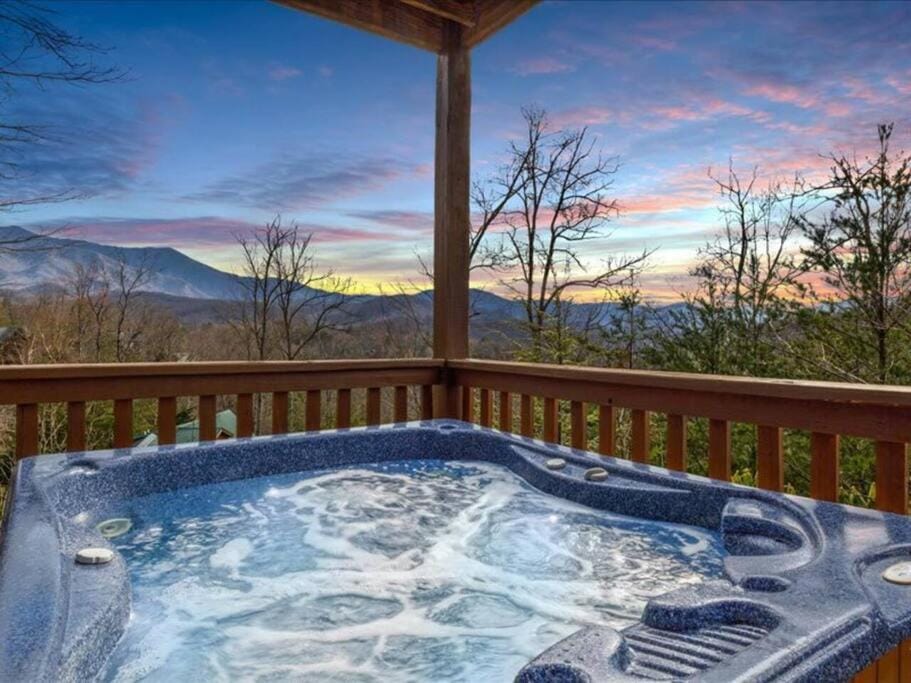 Breathtaking views of the Smokies, 3 mins to Gatlinburg House in Gatlinburg