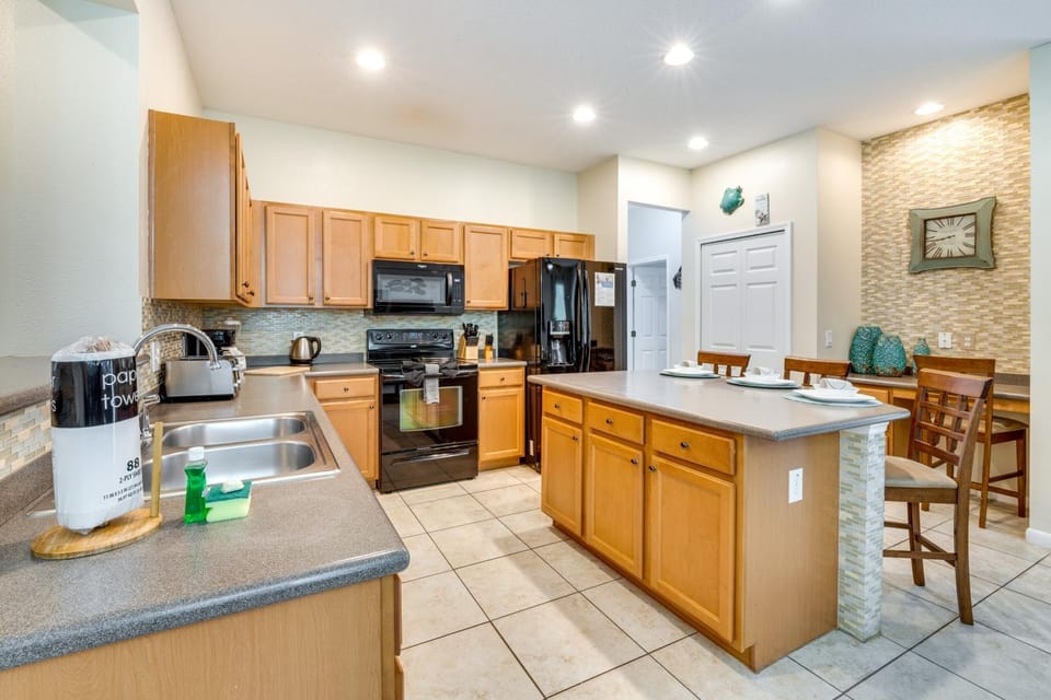 10 Mi to Disney: Home w/ Game Room & Lanai! House in Kissimmee