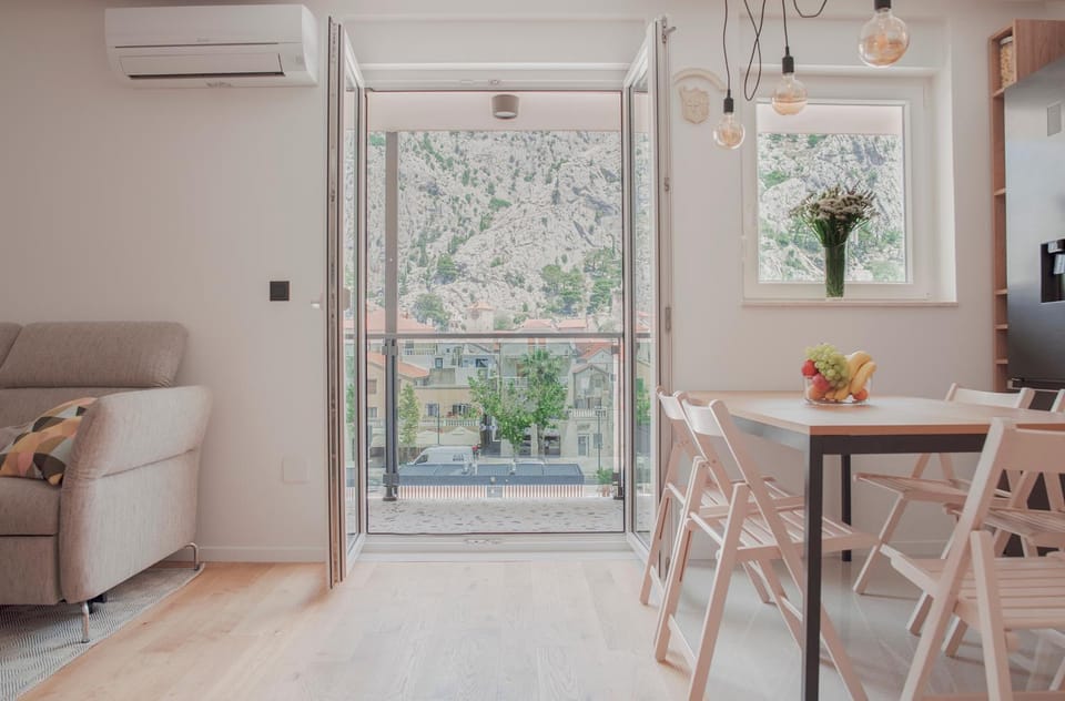 Balcony/Terrace, Dining area, Mountain view