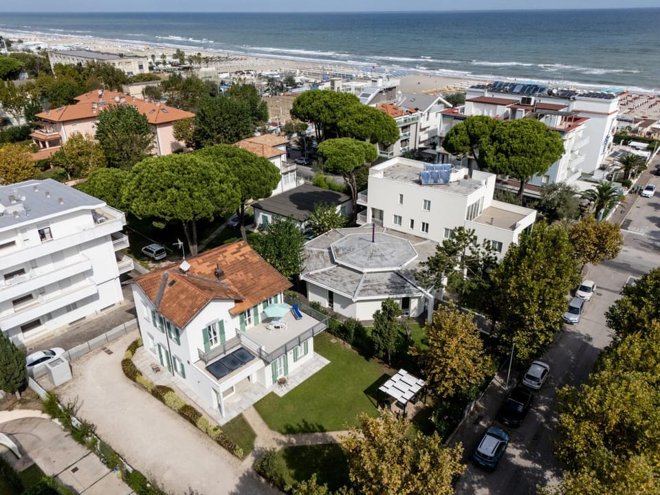 Property building, Day, Neighbourhood, Natural landscape, Bird's eye view, Beach, Sea view, Location