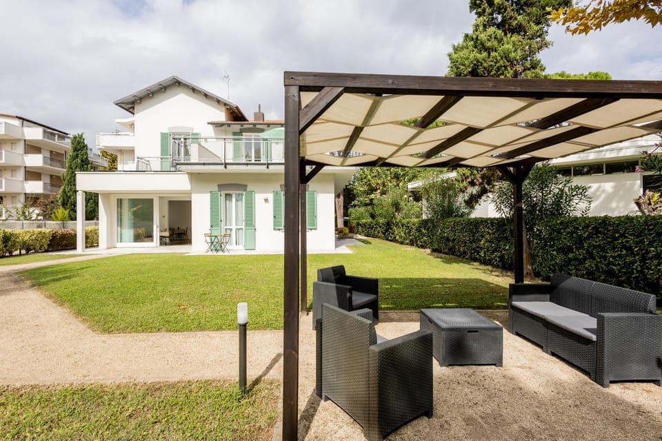 Property building, Patio, Spring, Day, Natural landscape, Garden, Seating area, Garden view