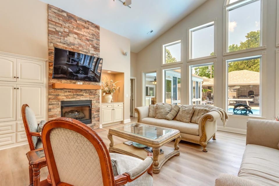 Pool, Hot Tub and Pickleball Court Lake Ozarks Home House in Lake of the Ozarks