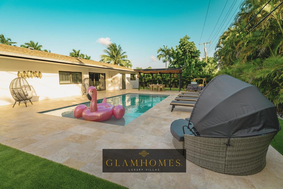 Balcony/Terrace, Seating area, Swimming pool, sunbed