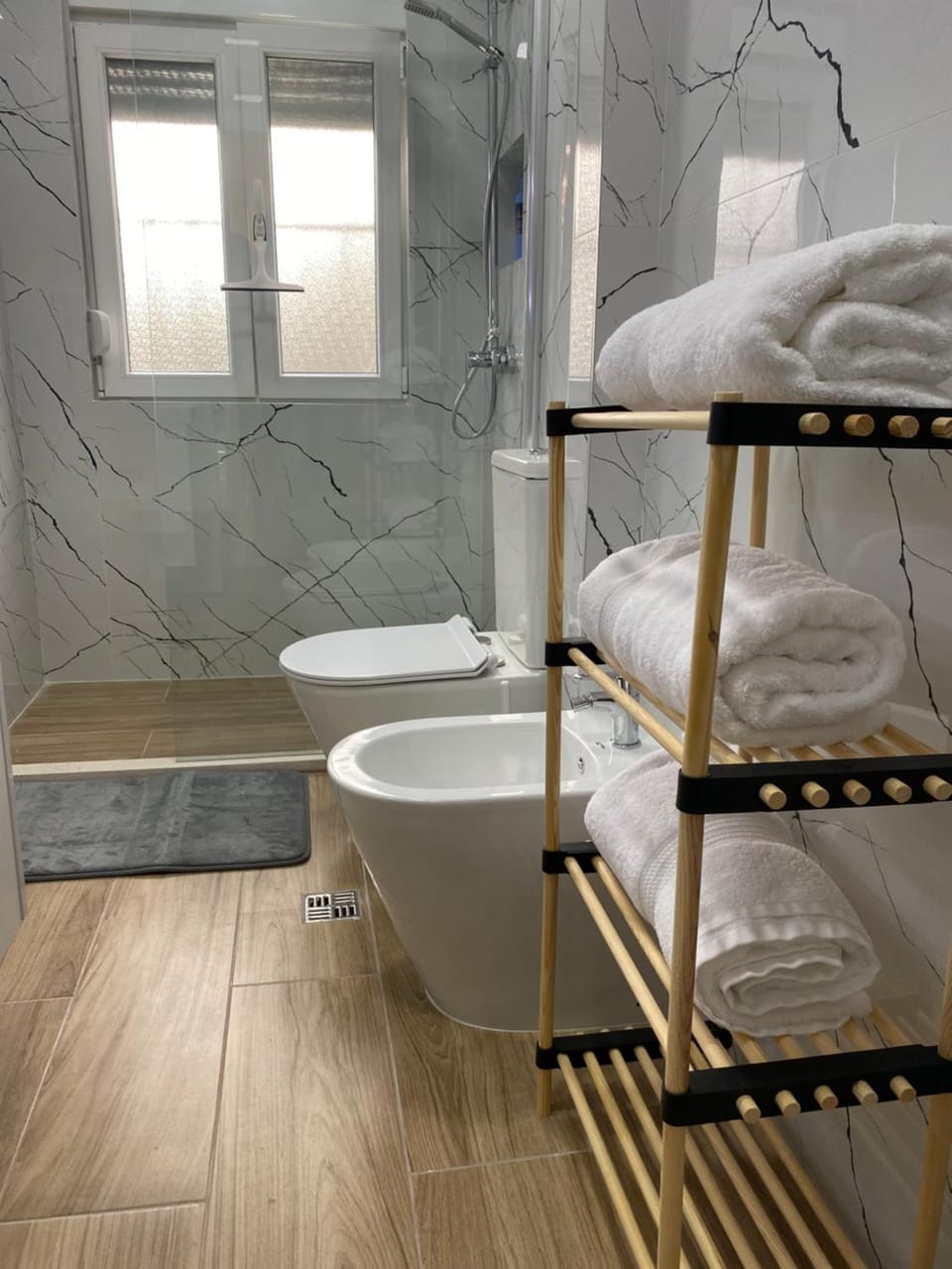 Shower, Toilet, Bathroom, bidet, towels