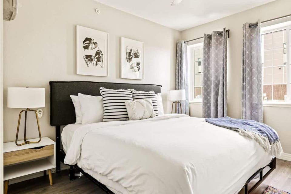 Stylish City Retreat - King Beds - Walk to Sloans Lake Apartment in Denver
