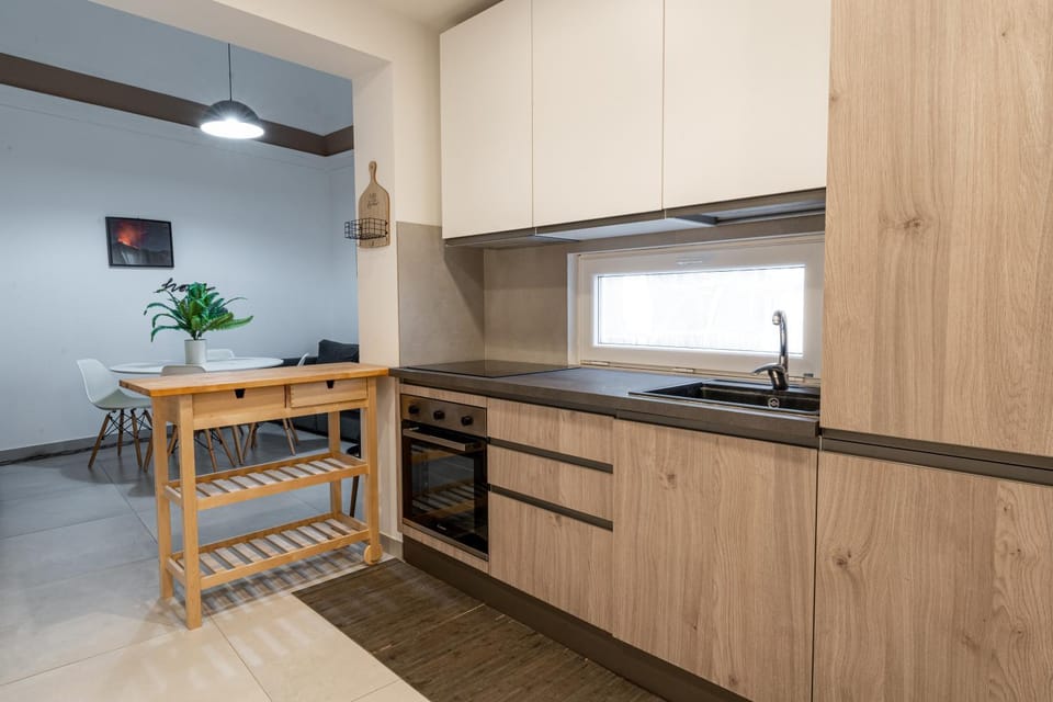 Kitchen or kitchenette, Dining area, pet friendly, stove, kitchen