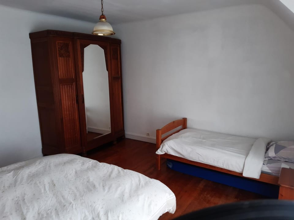 Photo of the whole room, Bedroom
