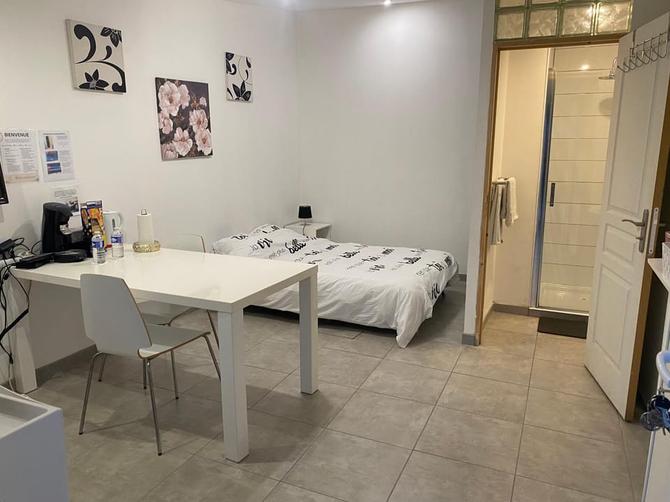 Bed, Bathroom, Photo of the whole room