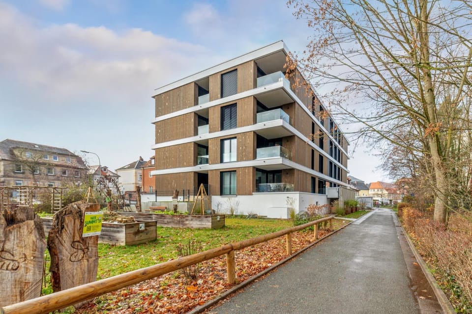 Property building, Off site, Day, Neighbourhood, Natural landscape, Garden, Street view, Street view