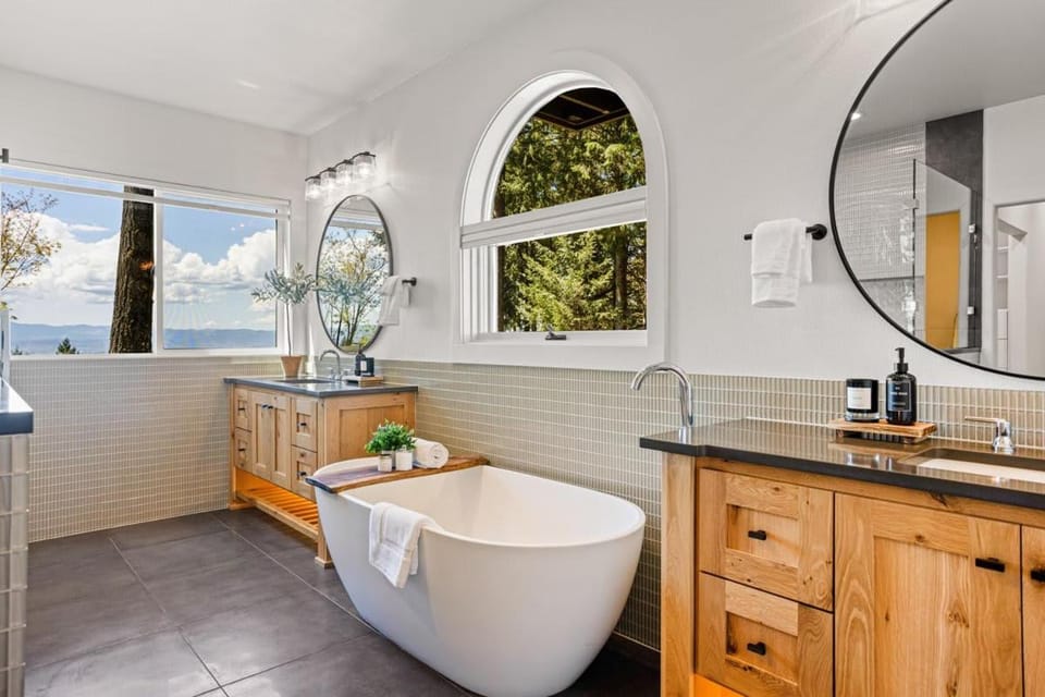 Escape to Wine Country Luxurious Getaway Awaits House in Willamette Valley