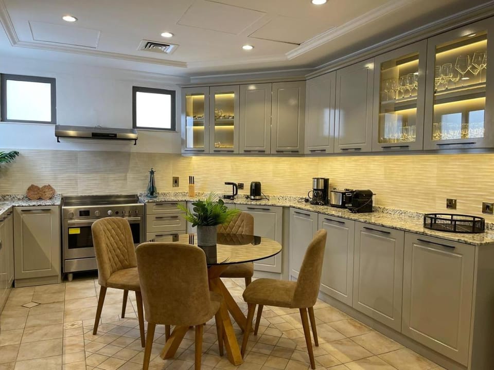 Palm Jumeirah Beachfront private pool villa 5 BR & 1 maids room with access to beach Villa in Dubai