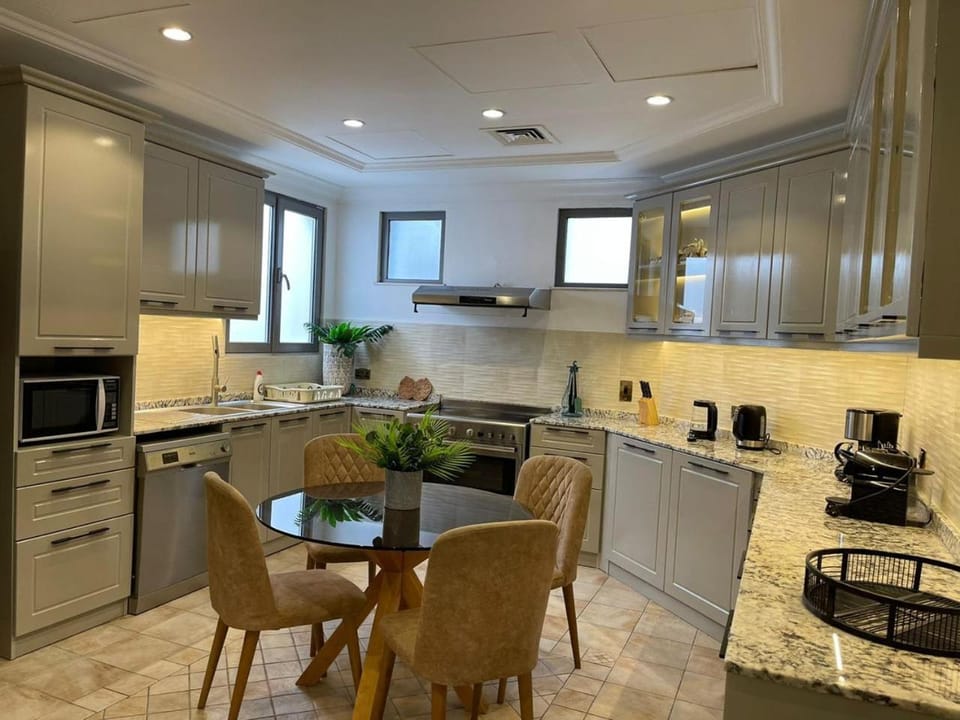 Palm Jumeirah Beachfront private pool villa 5 BR & 1 maids room with access to beach Villa in Dubai