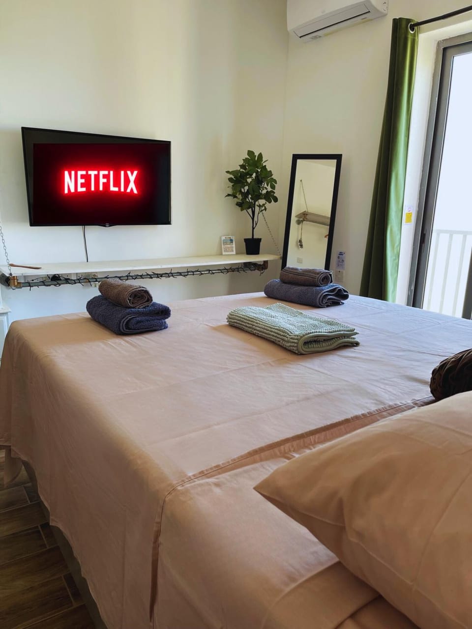 Bed, TV and multimedia, Balcony/Terrace, Photo of the whole room, Bedroom, towels