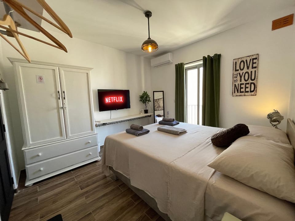 Bed, TV and multimedia, Photo of the whole room, Bedroom, towels, wardrobe