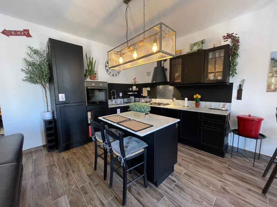 Kitchen or kitchenette, Dining area, Drinks, minibar, oven, stove