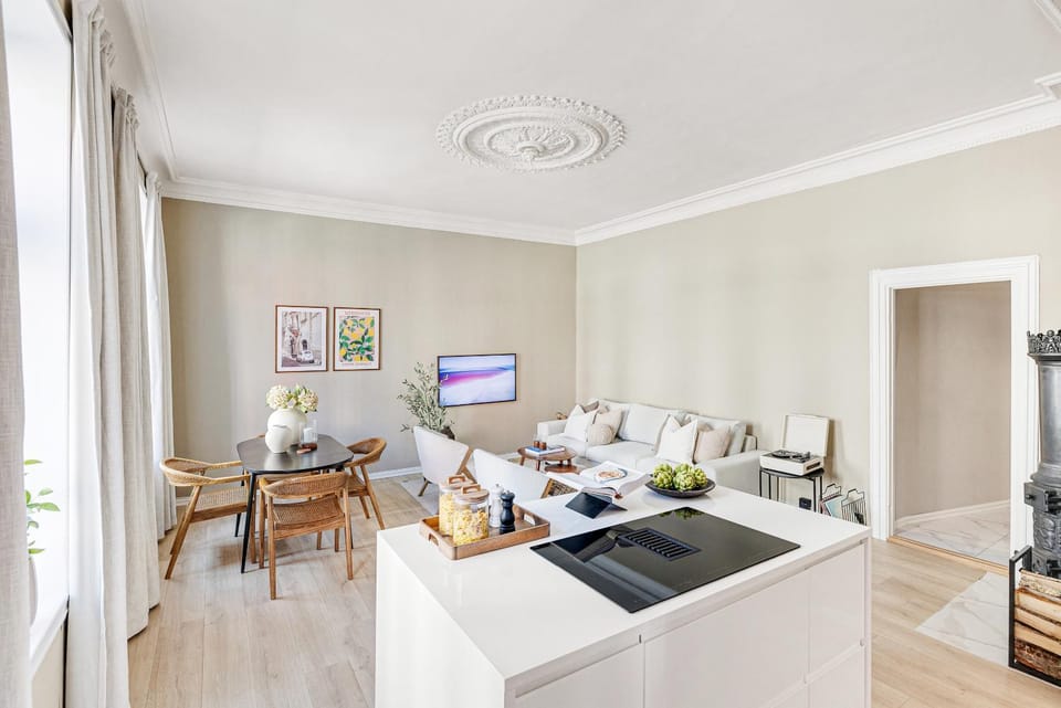 TV and multimedia, Kitchen or kitchenette, Living room, Seating area, Dining area