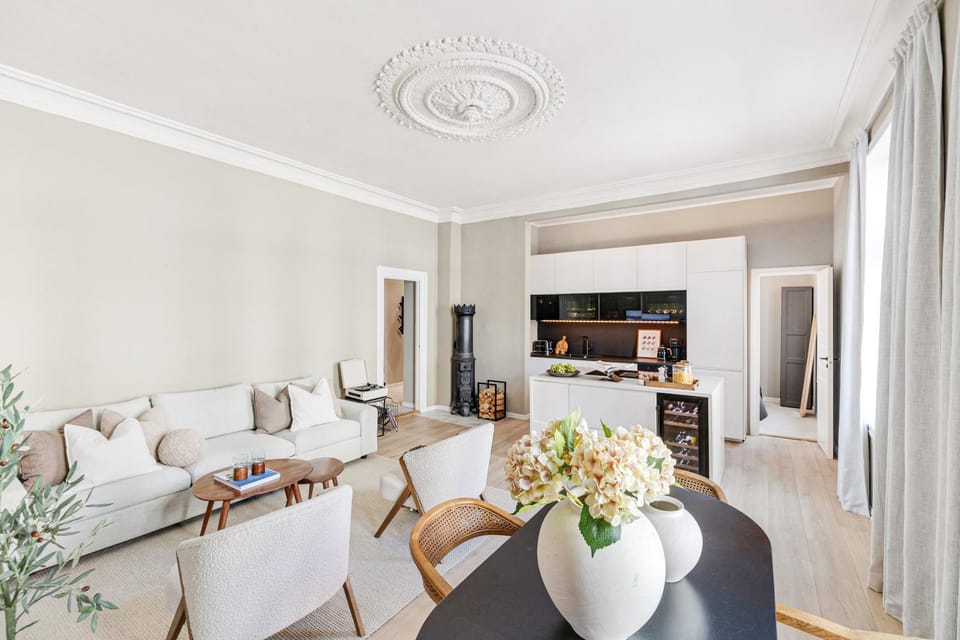 TV and multimedia, Kitchen or kitchenette, Living room, Seating area