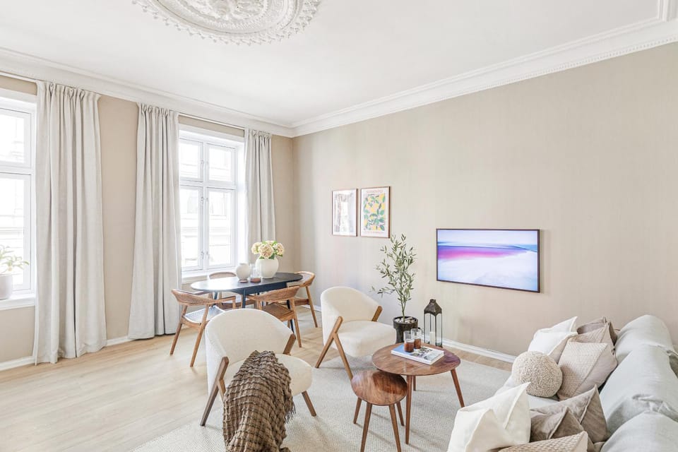 TV and multimedia, Living room, Seating area, Dining area