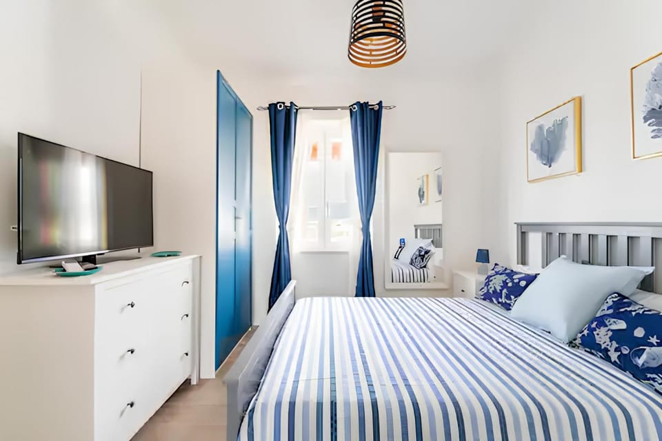Bed, TV and multimedia, Photo of the whole room, Evening entertainment, Bedroom