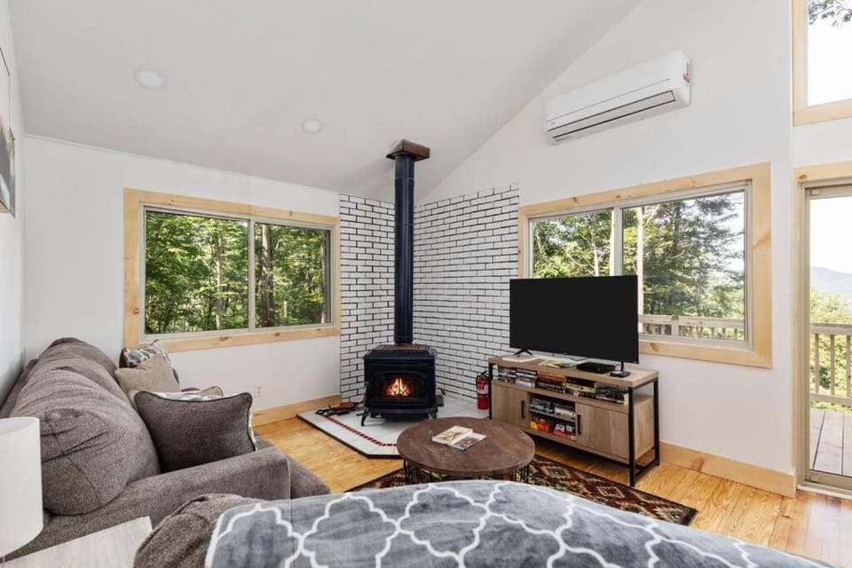 Forest Ridge Cabin - Hot Tub, Wi-Fi, National Park 15 Min, Fire Pit Cabin in Shenandoah Valley
