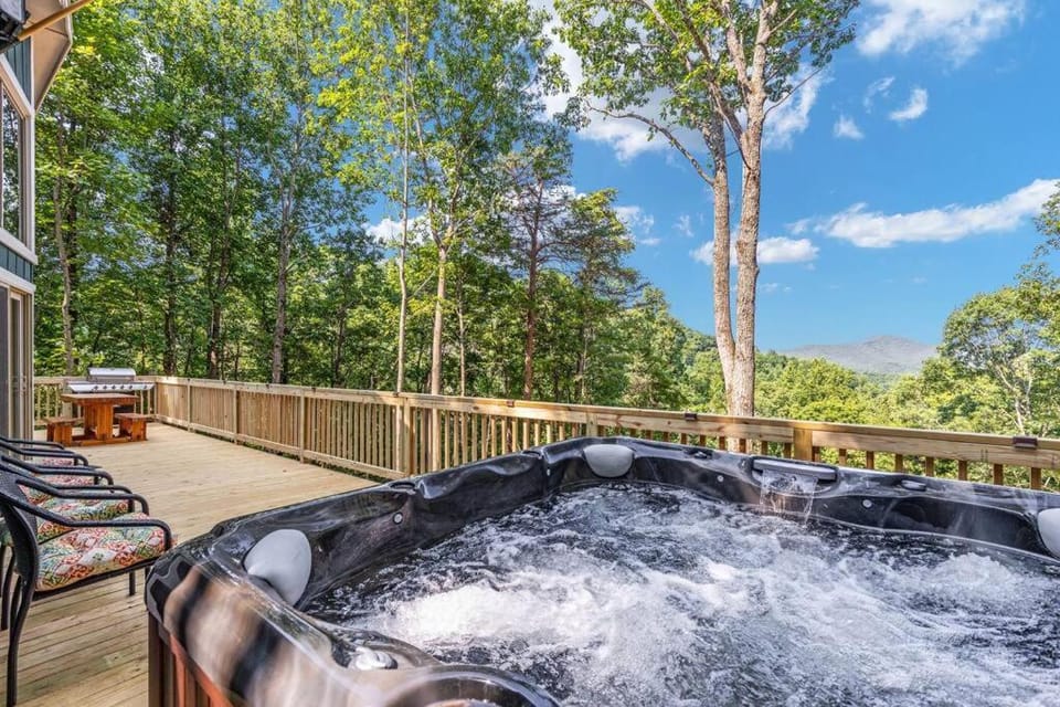 Forest Ridge Cabin - Hot Tub, Wi-Fi, National Park 15 Min, Fire Pit Cabin in Shenandoah Valley