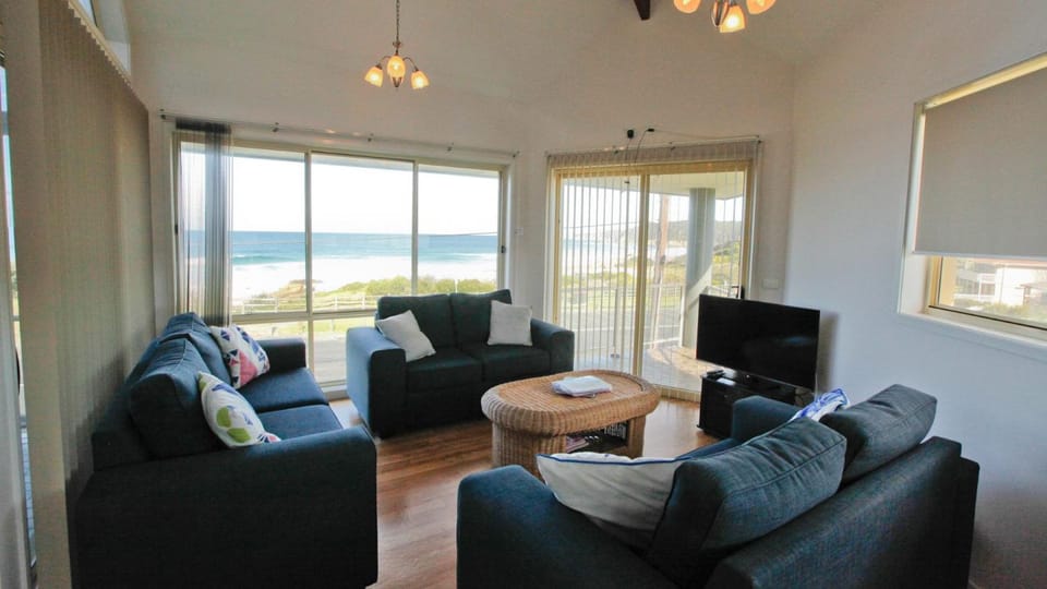 TV and multimedia, View (from property/room), Living room, Seating area, Sea view, Sea view, Street view