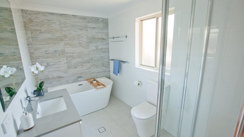 Shower, Toilet, Bathroom, Bath
