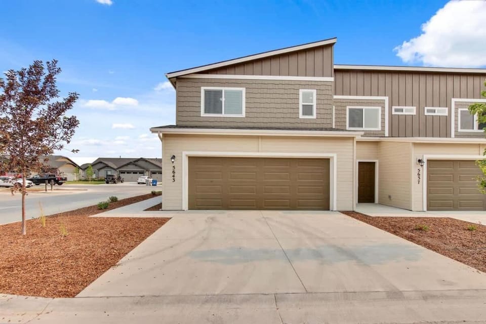 Charming Centrally Located Treasure Valley Custom House in Nampa