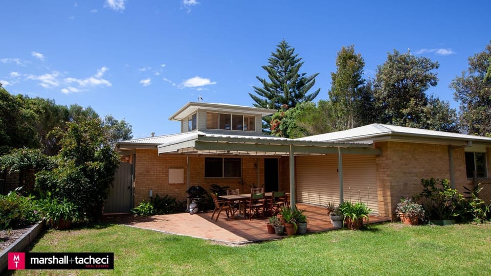 Property building, Patio, Garden, Balcony/Terrace, Garden view