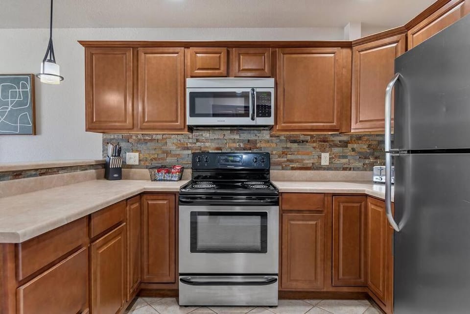 Kitchen or kitchenette, minibar, stove