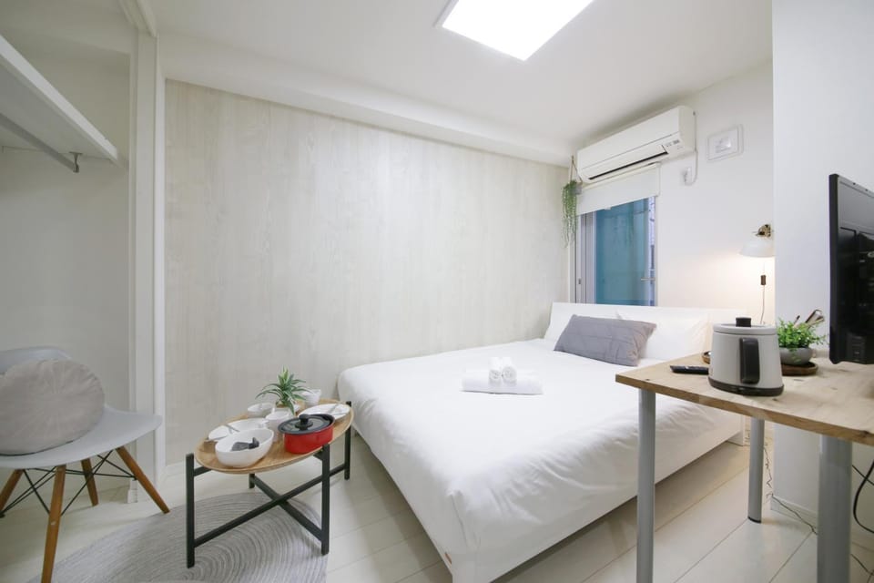 Bed, air conditioner