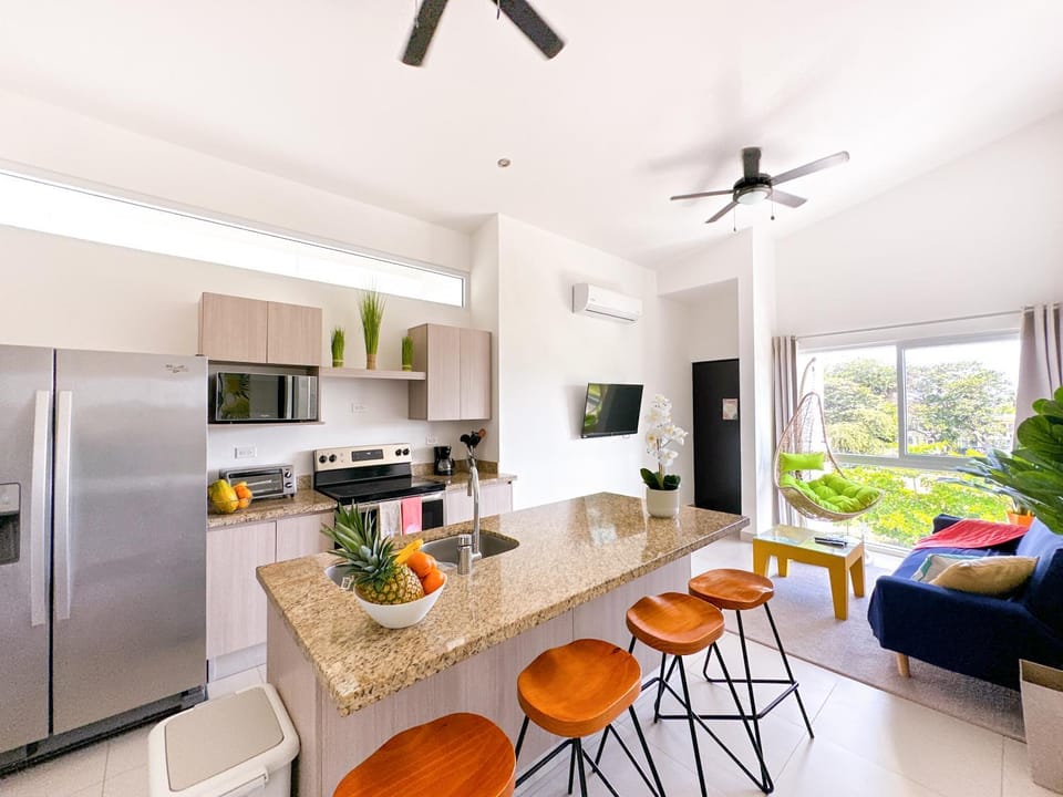 Kitchen or kitchenette, Living room, Seating area, Dining area, fireplace, minibar, pet friendly, toaster