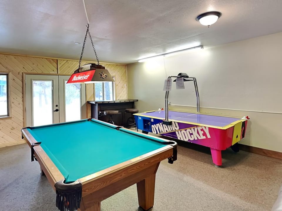 Billiard, Game Room