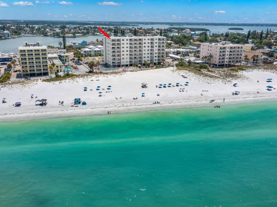 Property building, Neighbourhood, Natural landscape, Bird's eye view, Beach, Sea view, Swimming pool