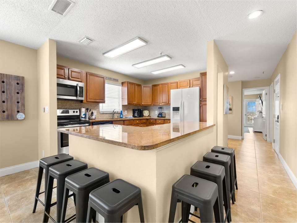 Kitchen or kitchenette, Seating area, microwave, oven, stove