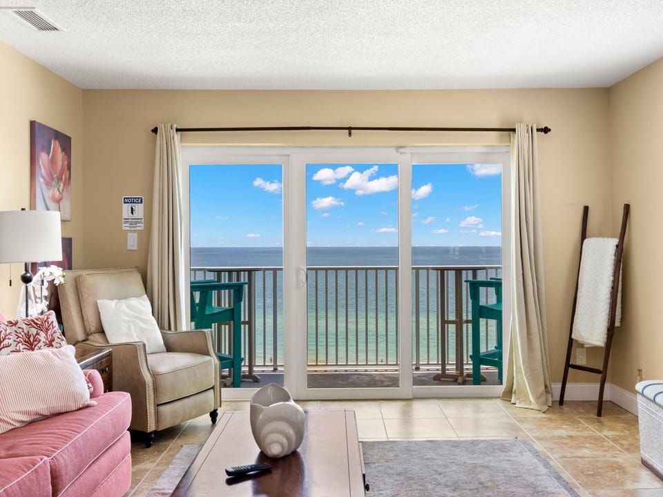 Balcony/Terrace, Living room, Seating area, Sea view, furniture, towels