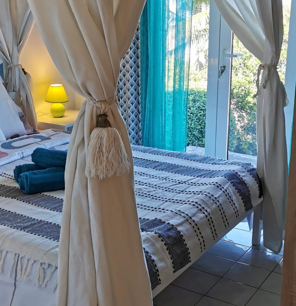 Bed, Balcony/Terrace, Photo of the whole room, Bedroom, Sea view